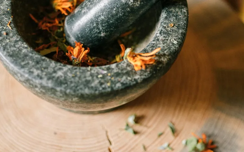 Herbes et fleurs naturelles pour le bien-être féminin